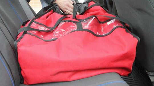 Napad na dostawcę. Ukradli trzy pizze i zjedli na łące