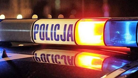 Napad na policjantów. Bijatyka przed sklepem
