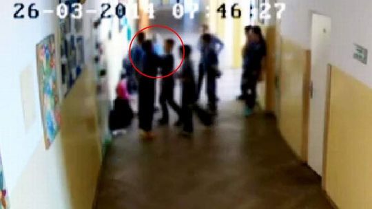 Napad na szkolnym korytarzu. Gdzie byli nauczyciele? (wideo)