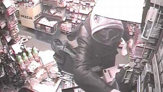 Napad na "Żabkę" w Lublinie. Kto rozpoznaje sprawcę?