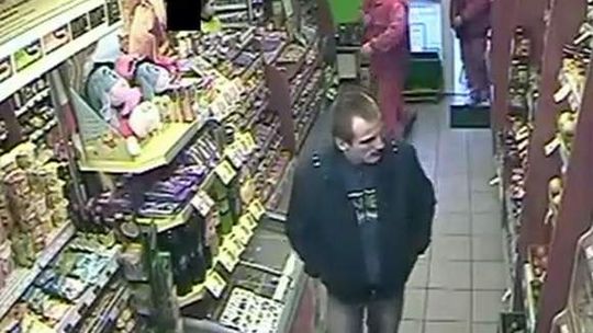 Napad na \"Żabkę\" w Szczecinie. Sprawca nagrany na filmie