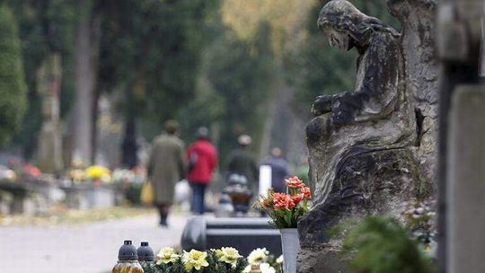 Napadał młode kobiety na cmentarzu. Groził im nożem