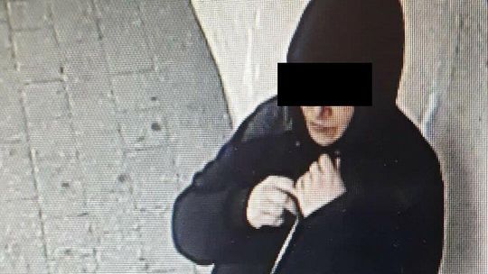 Napadła na bank w Kurowie i zniknęła. Policja szuka podejrzanej i publikuje wizerunek