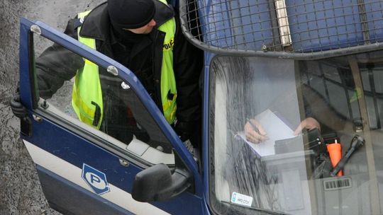 Napadli na policjantów, a potem zabarykadowali się w mieszkaniu