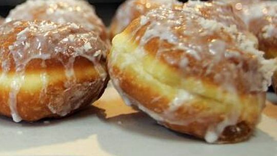Napadli na przechodnia. Zabrali pączki