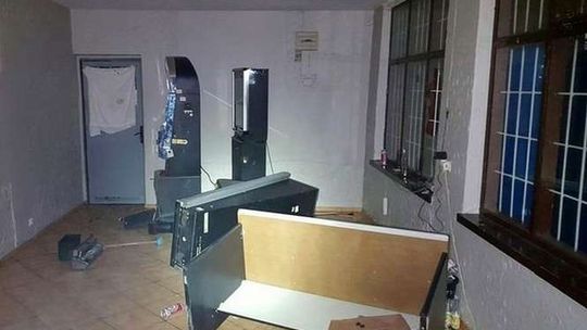 Napadli salon gier, zabarykadowali się w środku