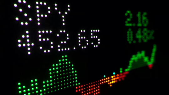 Napięcia w Handlu Międzynarodowym i S&P500: Czy Cisza Przed Burzą Może Być Myląca?