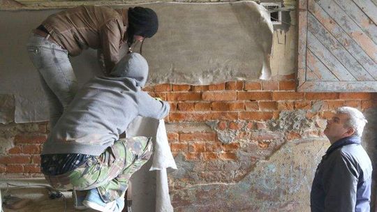 Napis w jidysz w bramie. Tu kiedyś był żydowski sklep