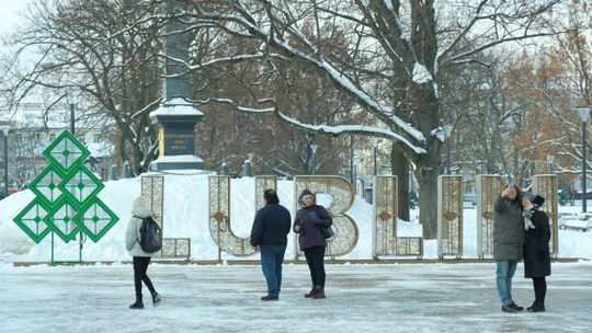 Napis wrócił w nowej odsłonie. Miasto odpala bożonarodzeniową iluminację