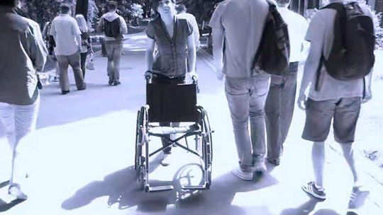 Napisał piosenkę dla żony chorej na stwardnienie rozsiane. Powstał też teledysk