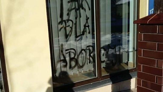 Napisy na biurze polityków PiS. Minister, prezydent i poseł komentują