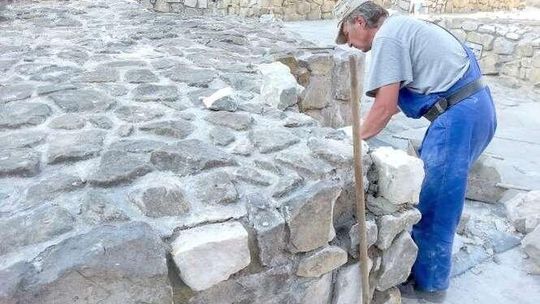 Naprawiają rozpadające się murki na pl. Po Farze. Na większe prace nie ma pieniędzy