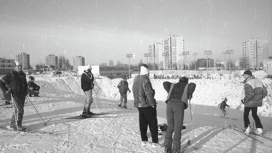 Wąwóz przy lodowisku hali "Globus" na osiedlu Piastowskim LSM, lata 80. XX wieku