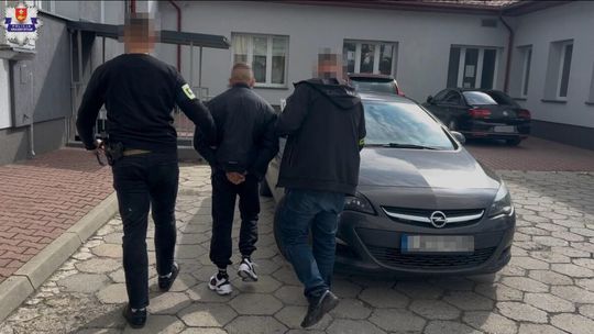 Narkotyki zakopane w ziemi. Policjanci znaleźli 12 kg mefedronu i marihuany