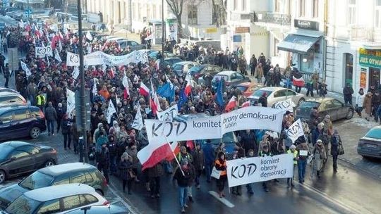 Narodowcy kontra KOD, czyli prowokacje i krok od awantury. "Kto zgodził się na dwie pikiety?"