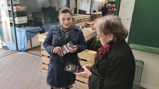 ulotki przed targowiskiem