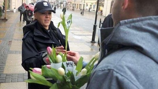 Narodowcy przeciw feministkom. Pikietowali i rozdawali kwiaty