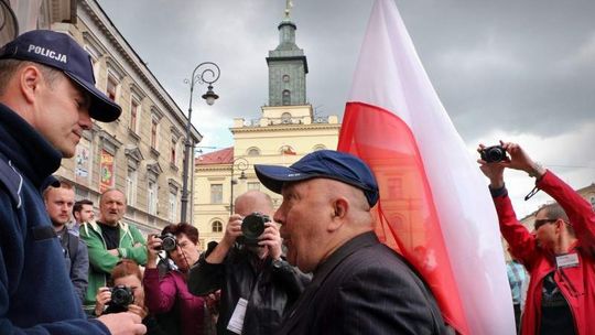 Narodowcy przeciwko rządowi. Policja: Manifestacja była nielegalna (wideo)