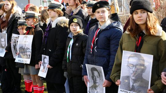Narodowy Dzień Pamięci Żołnierzy Wyklętych. Salwy, kwiaty, znicze  i apel w Puławach