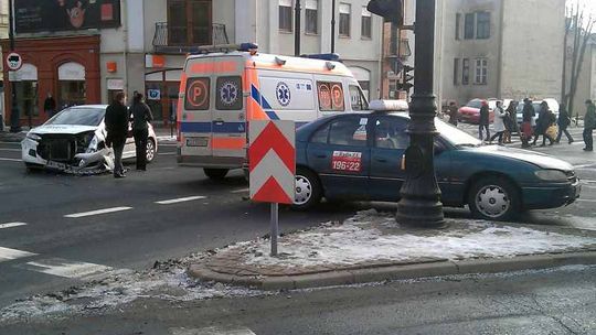 Narutowicza: Stłuczka z udziałem taksówki. \"Mieliśmy zielone\"
