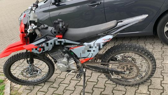 Nastolatek bez uprawnień na niezarejestrowanym motocyklu. Karę wymierzy sąd
