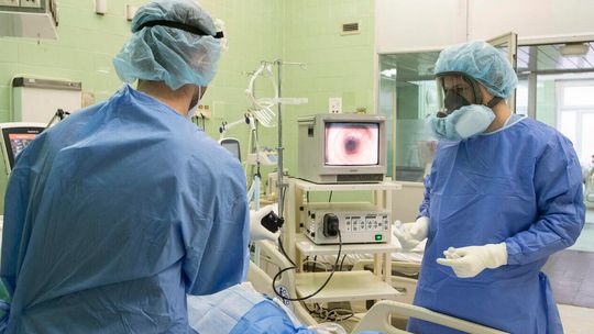 Nastolatek mógł się zaszczepić, ale... Szósty tydzień walczą o jego życie