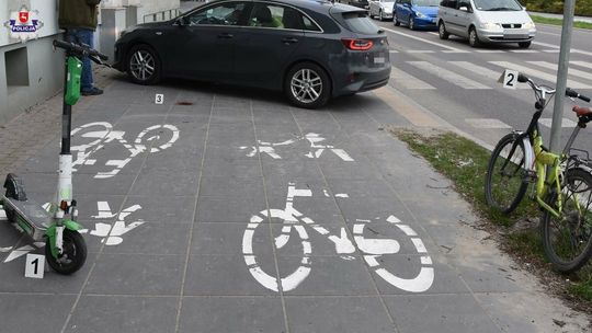 Nastolatka na hulajnodze i starszy pan na rowerze. Doszło do zderzenia 