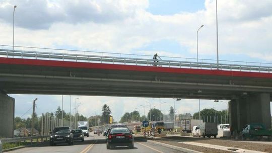 Nastolatka stała na wiadukcie za barierkami. Szybka reakcja świadka 