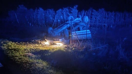 Nastolatki uciekały przed policją. Auto dachowało
