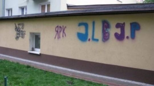 Nastolatkowie oszpecili sprayem blok 