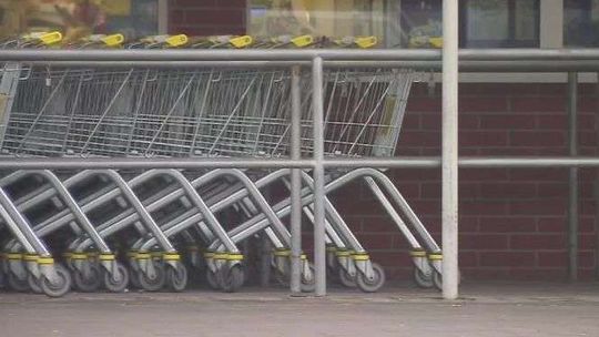 Nastolatkowie postrzelili kobietę z wiatrówki, później napadli na supermarket