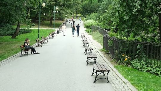 Nastoletni wandale mieli pecha. Na spacerze w Ogrodzie Saskim był policjant