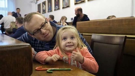 Nauczą dzieci pływać, rodzice nie muszą za to płacić