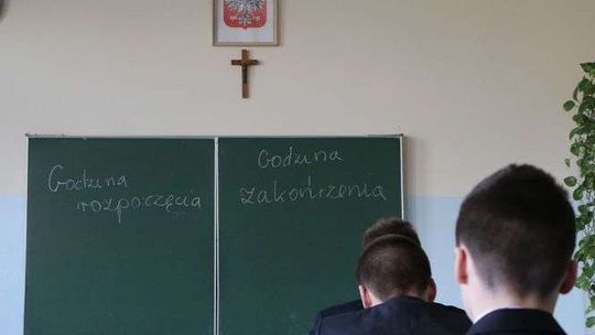 Nauczyciel użył przemocy wobec ucznia. Nauczycielka zdradziła pytania przed egzaminem