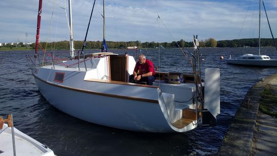 Nauczyciel z Bychawy zbudował jacht i teraz wypływa do Francji