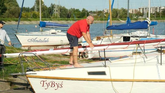 Nauczyciel z Bychawy zbudował łódź. "TyByś" już po wodowaniu [zdjęcia]