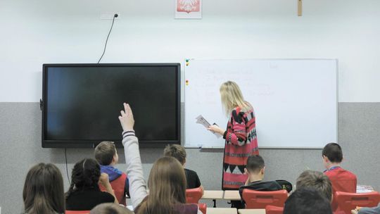 Nauczyciela zatrudnię od zaraz. Od września pracę w szkole znajdą co najmniej 222 osoby