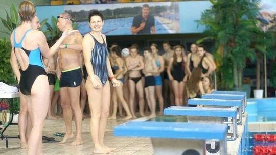 Nauczyciele i uczniowie wskoczyli do basenu na stulecie szkoły