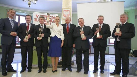 Nauczyciele nagrodzili gminy