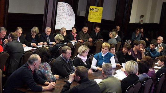 Nauczyciele: Nie łączcie nam szkół! Urzędnicy: Brakuje pieniędzy