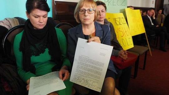 Nauczyciele pikietowali na sesji. Nie chcą wydzierżawiania gospodarstwa przy szkole