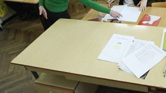 Nauczycielka pokazała uczniom zadania przed egzaminem