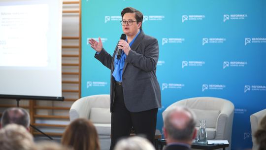 Nauka poprzez doświadczenie, interdyscyplinarność i ograniczenie mediów społecznościowych – jakie zmiany czekają szkołę?