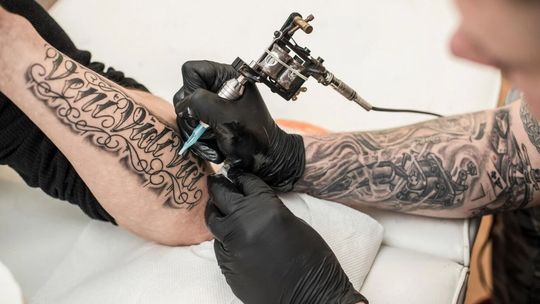 Nauka tatuowania: poznaj dobre wskazówki na start