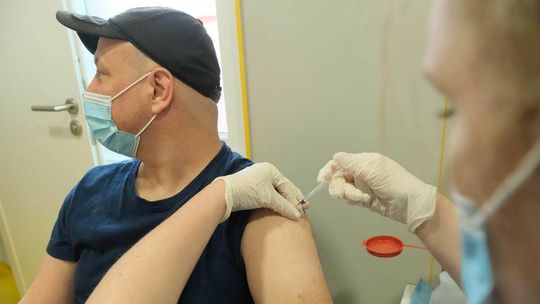 Naukowcy: Duża liczba szczepień to klucz do opanowania pandemii