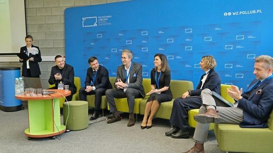 Naukowcy i praktycy o roli człowieka w epoce sztucznej inteligencji