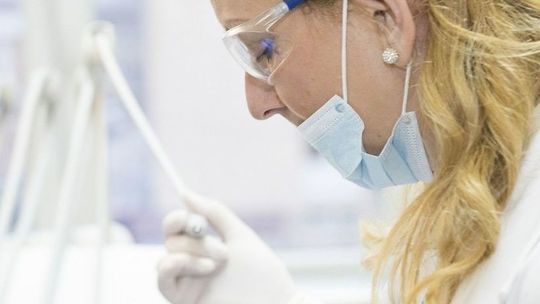 Naukowcy: Noszenie masek kluczowe dla powstrzymania epidemii COVID-19