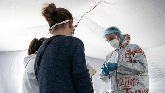 Naukowcy: Starsze dzieci przenoszą wirusa SARS-CoV-2 jak dorośli