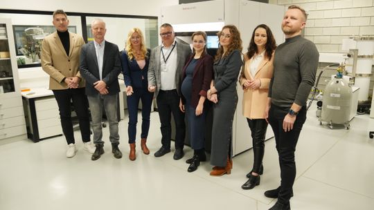 Naukowcy stworzyli inteligentny implant, który sam podaje lek na osteoporozę