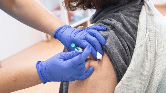 Naukowcy: Szczepionki mogą nie wystarczyć do zahamowania pandemii koronawirusa